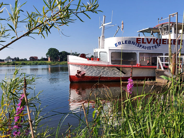 Schiff auf der Elbe vor Lauenburg Schiff auf der Elbe vor Lauenburg