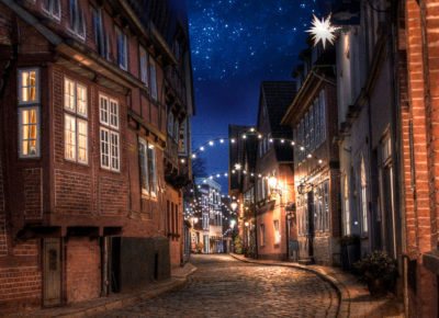 Weihnachtlich geschmückte Elbstraße Weihnachten in der Elbstraße in der Lauenburger Altstadt