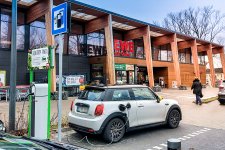 Elektroauto lädt bei Rewe in Lauenburg