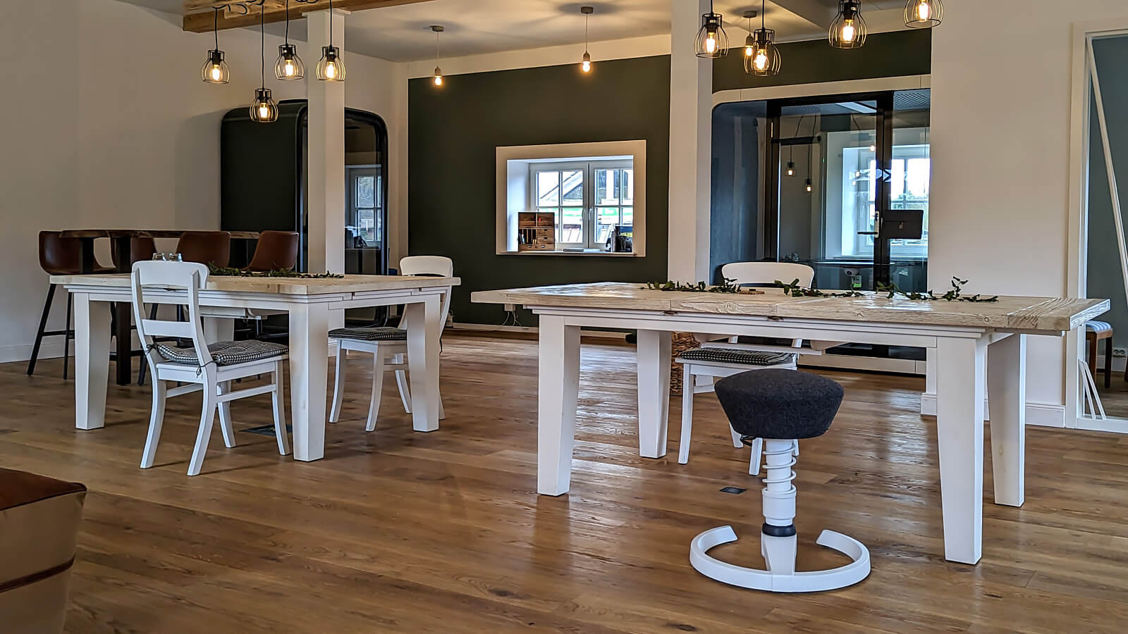 Perfekt und stilvoll eingerichtet: Hier lässt es sich als Remote-Worker super arbeiten Coworking-Space "Hohes Elbufer" in Schnakenbek