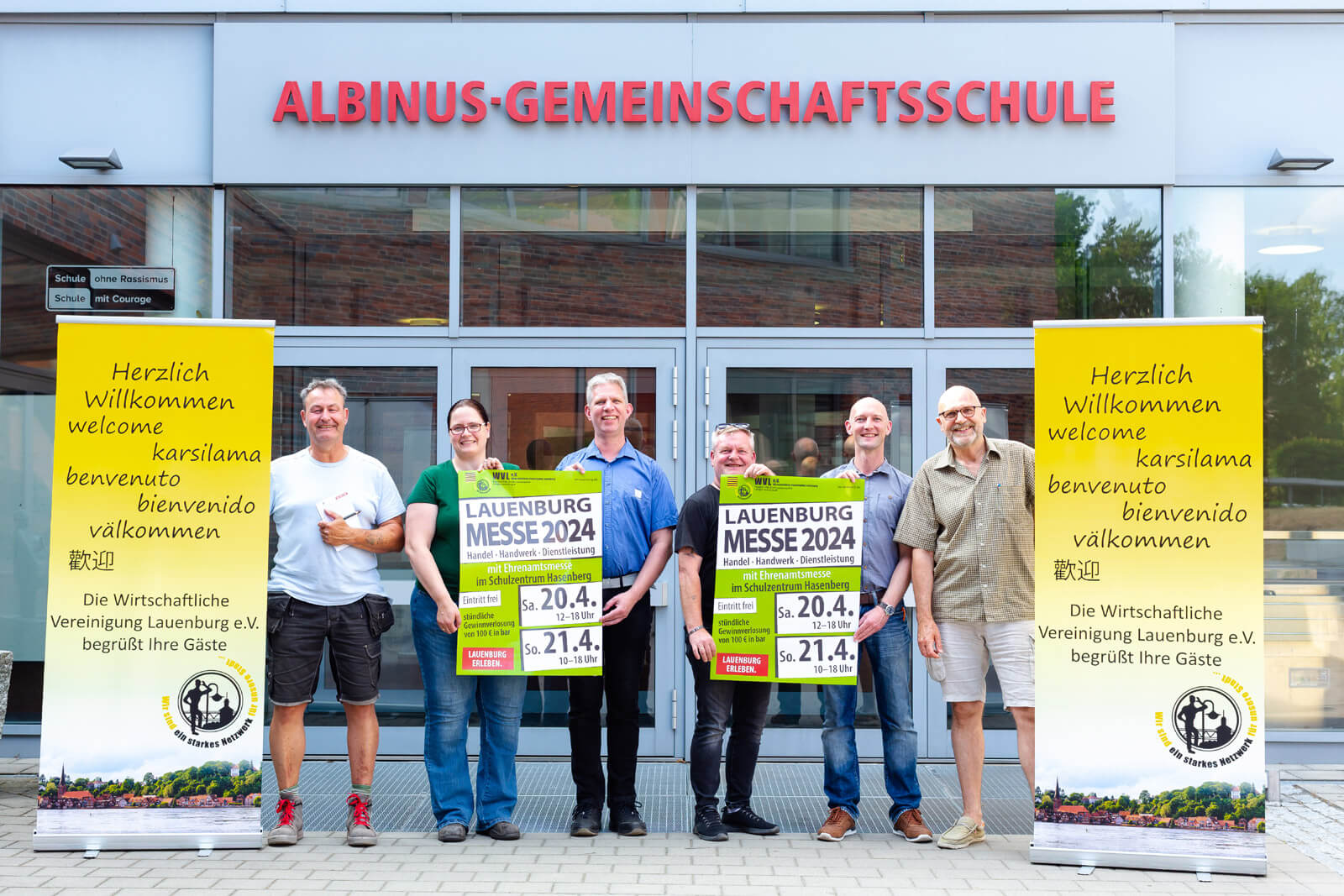 Thema: LAUENBURG MESSE 2024 - Handel-Handwerk-Dienstleistung gemeinsam mit der Ehrenamtsmesse im Schulzentrum Hasenberg in Lauenburg Foto: Orga-Team der Wirtschaftlichen Vereinigung Lauenburg WVL vor dem Veranstaltungsort, der Albinus-Gemeinschaftsschule, v.l.n.r.: Michael Browarczyk, Beate Welzel, Andreas Bruns, Joachim von Malottke, Denis Recknagel, Dirk Eisermann © Dirk Eisermann Thema: LAUENBURG MESSE 2024 - Handel-Handwerk-Dienstleistung gemeinsam mit der Ehrenamtsmesse im Schulzentrum Hasenberg in Lauenburg Foto: Orga-Team der Wirtschaftlichen Vereinigung Lauenburg WVL vor dem Veranstaltungsort, der Albinus-Gemeinschaftsschule, v.l.n.r.: Michael Browarczyk, Beate Welzel, Andreas Bruns, Joachim von Malottke, Denis Recknagel, Dirk Eisermann © Dirk Eisermann