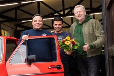 Karsten Legeler, 2. Vorsitzender der WVL-Wirtschaftliche Vereinigung Lauenburg (mitte) begrüßt die neuen Mitglieder Kenan Horuz (links) und Kemal Horuz von der Firma K&K die Auto Brüder