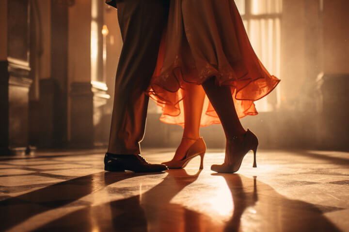 Ein Paar beim Tanzen im Ballsaal (ki-generiert)