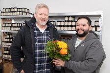 Der 2. Vorsitzende der WVL Karsten Legerer (r) begrüßt das Neumitglied Teoman Cevik (33), Inhaber und Gründer der Lauenburger Firma Hey Chalky © Dirk Eisermann