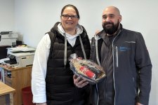 Beate Welzel vom Vorstand der WVL begrüßt Fabian Hoffmann vom Unternehmen Hoffmann Heizungstechnik