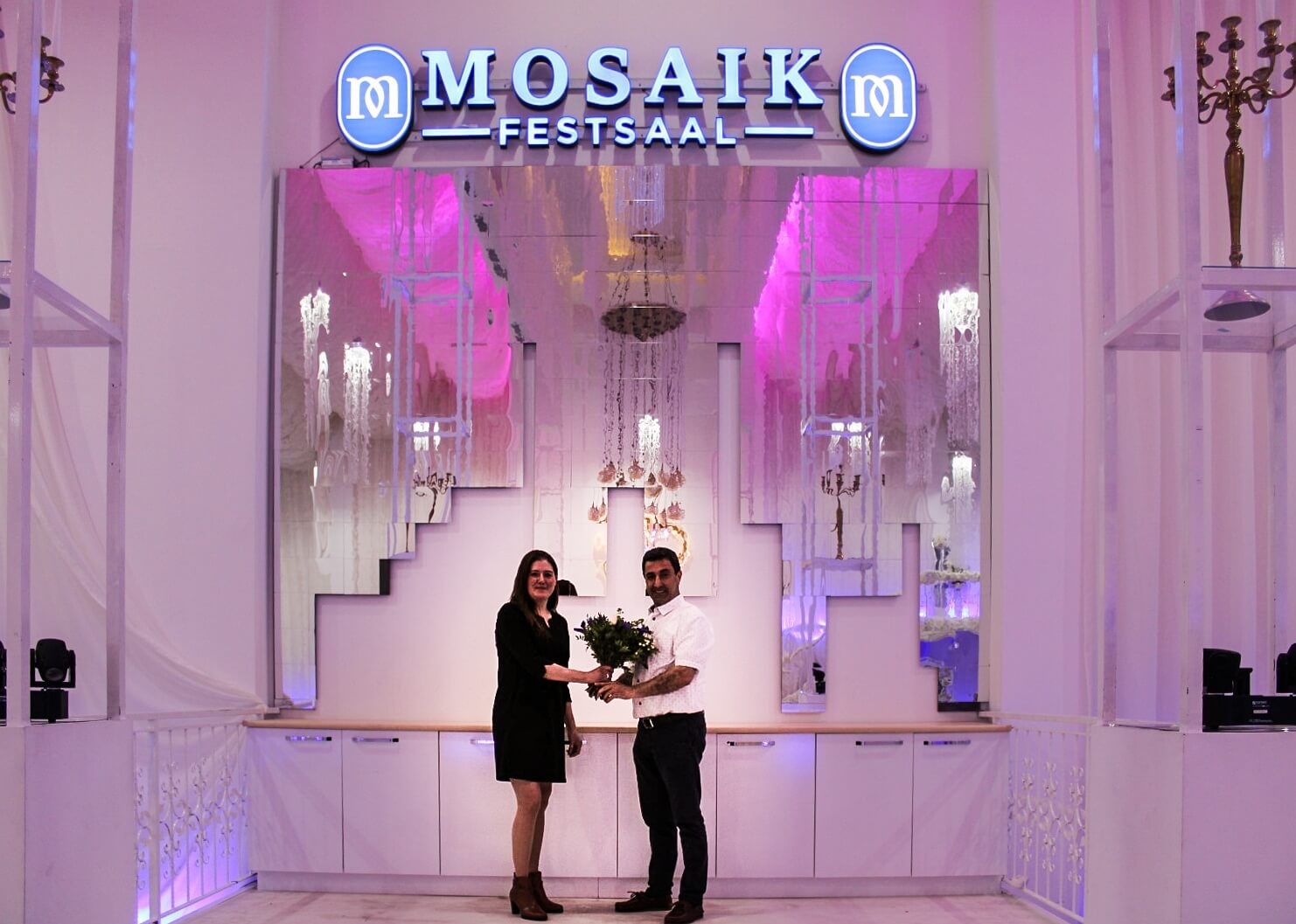 Tina Fey begrüßt Mehmet Öztürk vom Mosaik Festsaal (Foto: Frank Paetow) Begrüßung Mosaik Festsaal als neues WVL-Mitglied