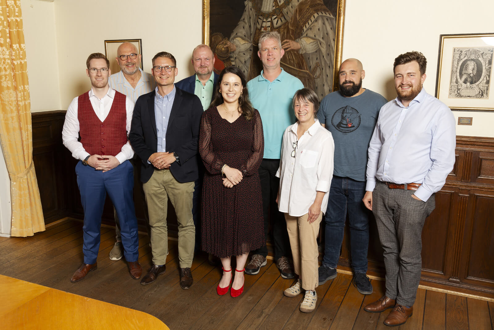 v.l.n.r.: Philipp Staneck (Askanierhaus), Dirk Eisermann (Verlag & Fotografie Edition Rufer),
Bürgermeister Thorben Brackmann, Guido Landsmann (Provinzial), Stadtpräsidentin Elif Karagöz,
Andreas Bruns (Bruns Werbung), Monika Horstmann (Tischlerei Horstmann), Fabian Hoffmann
(Hoffmann Heizungstechnik), Kai Klimenko (Hitzler Werft) Foto: Dirk Eisermann Der neu gewählte Wirtschaftsbeirat der Stadt Lauenburg/Elbe