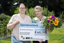 Scheckübergabe durch Beate Welzel von der WVL (l.) an Klaudia von Malottke vom Verein Sternenkinder & Frühchen und ihre Angehörigen e.V.