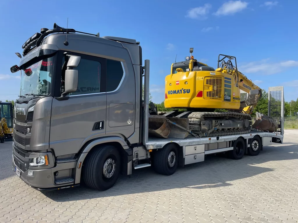 Manuel Dräger SAFETY CONTROL transportiert Baumaschinen von A nach B