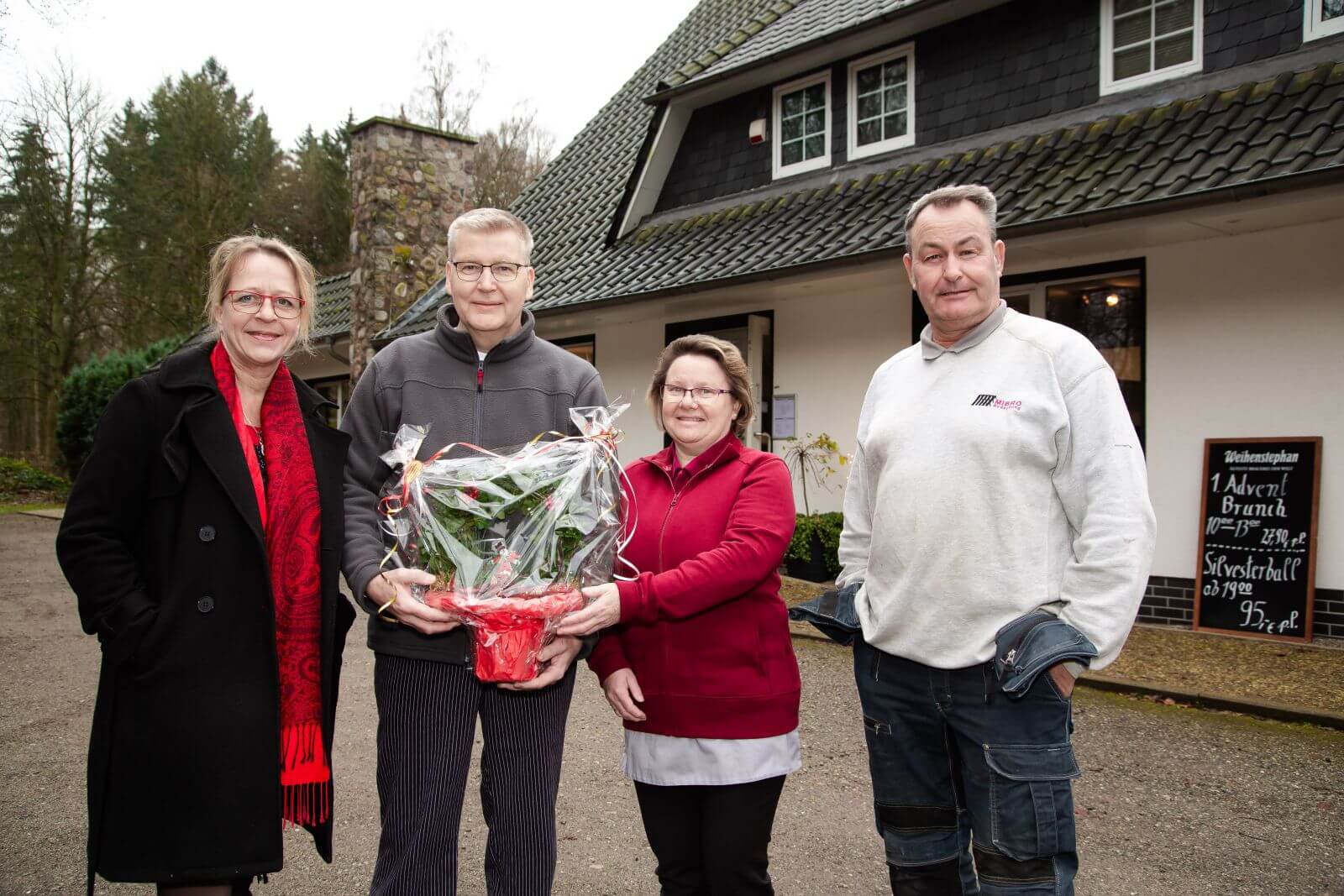 Begrüßung der WVL-Neumitglieder Jens und Heidi Schuhmacher / Forsthaus Glüsing durch 2. Vorsitzende Heike Maurer und Michael Browarczyk
© Dirk Eisermann Begrüßung der WVL-Neumitglieder Jens und Heidi Schuhmacher / Forsthaus Glüsing durch 2. Vorsitzende Heike Maurer und Michael Browarczyk © Dirk Eisermann