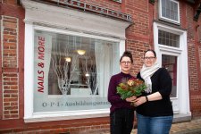 WVL-Vorstandsmitglied Beate Welzel (r) begrüßt Neumitglied Susanne Kirsch (l) von Nails & More in der Lauenburger Altstadt, Elbstraße 61 © Dirk Eisermann