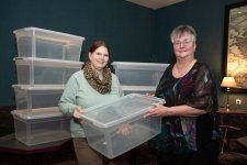Spendenübergabe in der Tanzschule Mosaik Foto: Svenja Grote vom Verein Sternenkinder nimmt von der Tanzschulen-Besitzerin Sabine Willerding acht große Plastikboxen im Wert von knapp 100.- € in Empfang © Dirk Eisermann