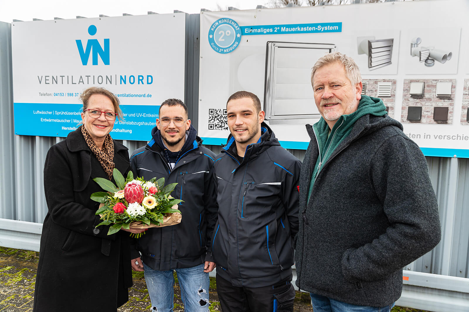 Begrüßung der WVL-Neumitglieder Steve Kaisz (2.v.l.) und Daniel Kaisz (3.v.l.) von der Firma VENTILATION NORD durch WVL-Vereinsvorstand Heike Maurer (l) und Karsten Legeler (r)
© Dirk Eisermann Begrüßung der WVL-Neumitglieder Steve Kaisz (2.v.l.) und Daniel Kaisz (3.v.l.) von der Firma VENTILATION NORD durch WVL-Vereinsvorstand Heike Maurer (l) und Karsten Legeler (r) © Dirk Eisermann