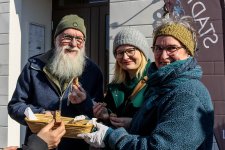 John Langley erfreut sich am Brot des Brotofen-Clubs Lauenburg (Foto: Holger Meyer)