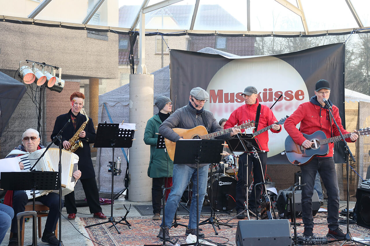 Die Lauenburger Musiküsse auf der Bühne im Pavillion beim Lauenburger Frühlingserwachen (Foto: Holger Meyer) Die Lauenburger Musiküsse auf der Bühne im Pavillion beim Lauenburger Frühlingserwachen (Foto: Holger Meyer)