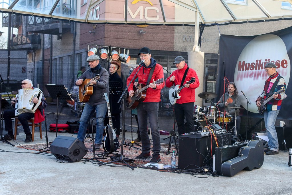 Die Lauenburger Musiküsse auf der Bühne im Pavillion beim Lauenburger Frühlingserwachen (Foto: Holger Meyer)