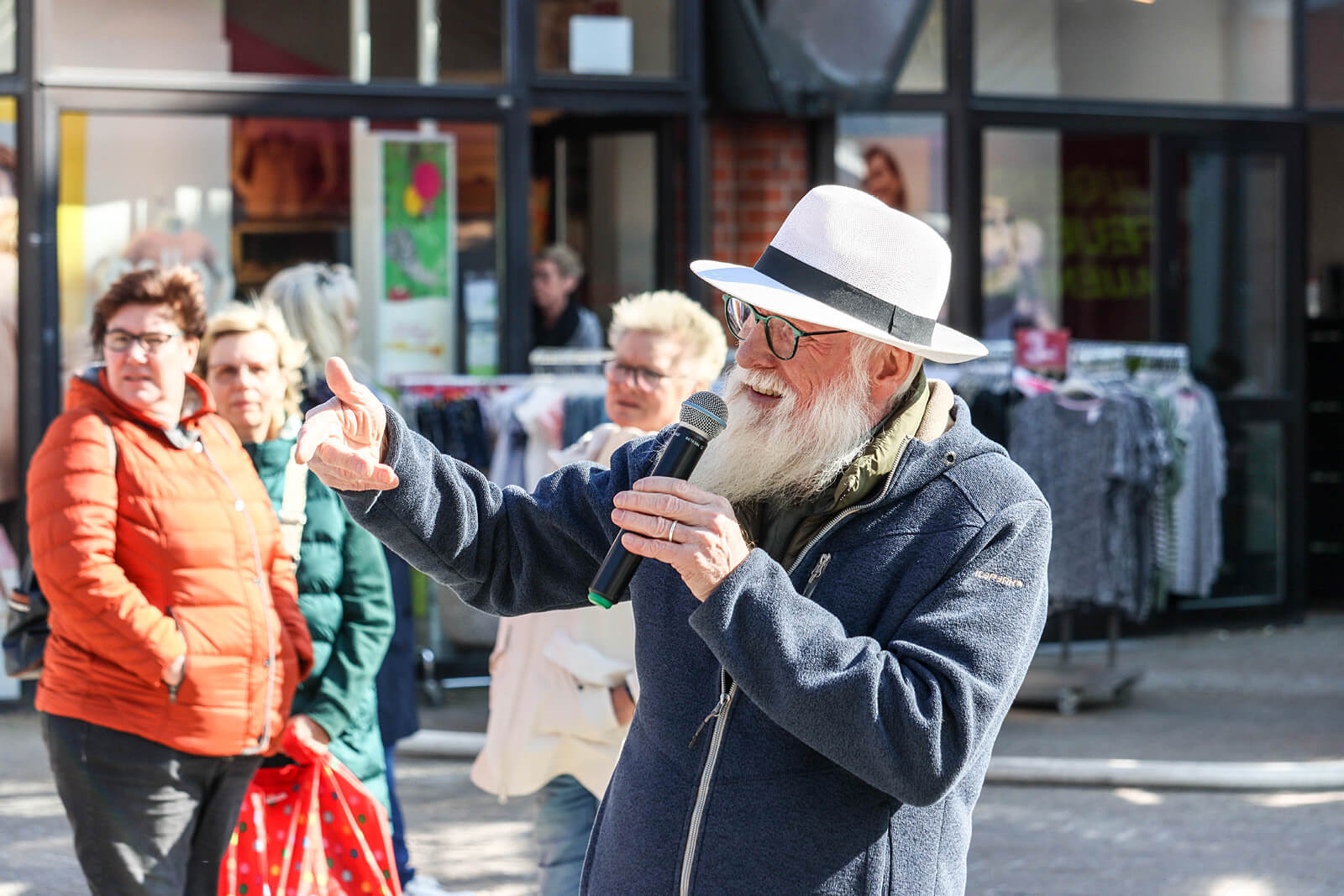 Gartenbotschafter John Langley gibt wertvolle Tipps auf dem Lauenburger Frühlingserwachen (Foto: Holger Meyer) Gartenbotschafter John Langley gibt wertvolle Tipps auf dem Lauenburger Frühlingserwachen (Foto: Holger Meyer)