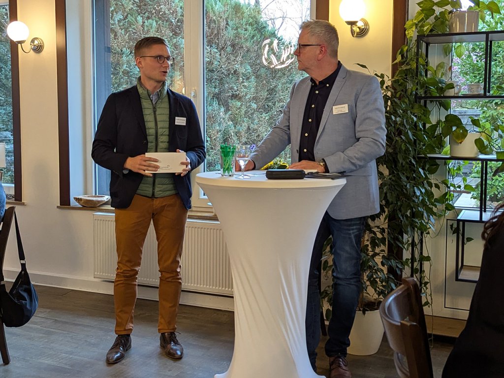 Bürgermeister Thorben Brackmann (l.) mit Karsten Legeler auf der JHV 2025 (Foto: Holger Meyer)