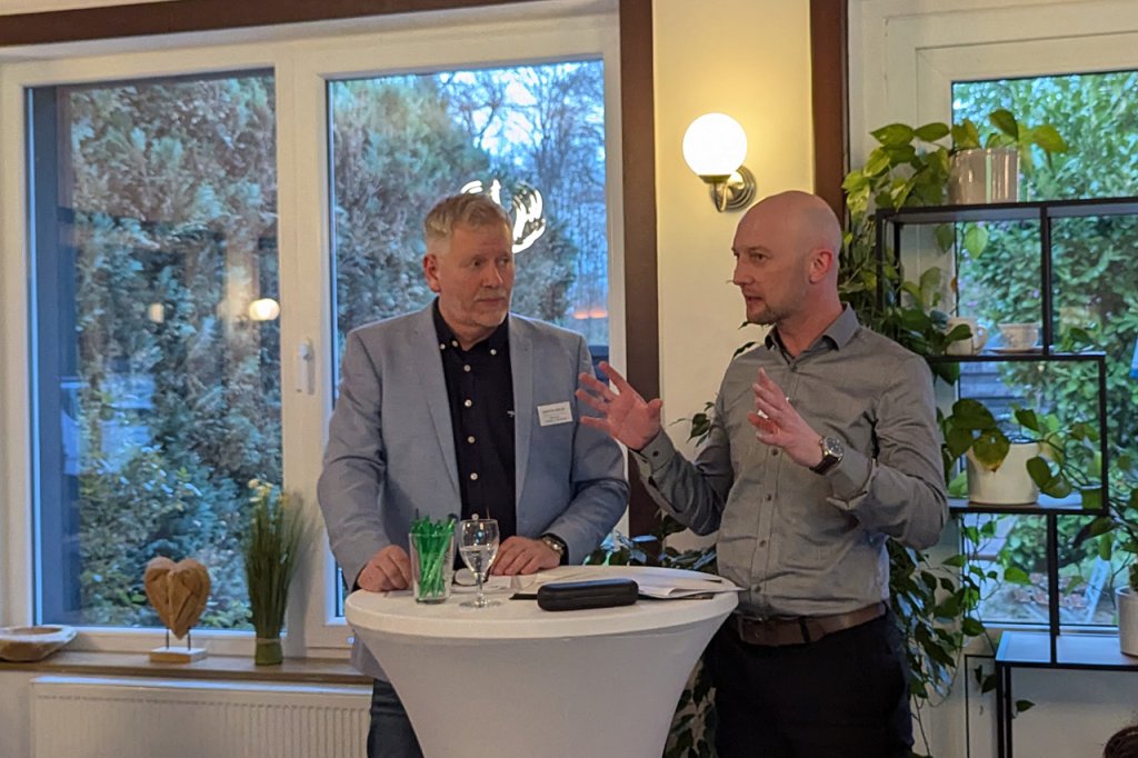 Kassenwart Denis Recknagel (r.) mit Karsten Legeler auf der JHV 2025 (Foto: Holger Meyer)