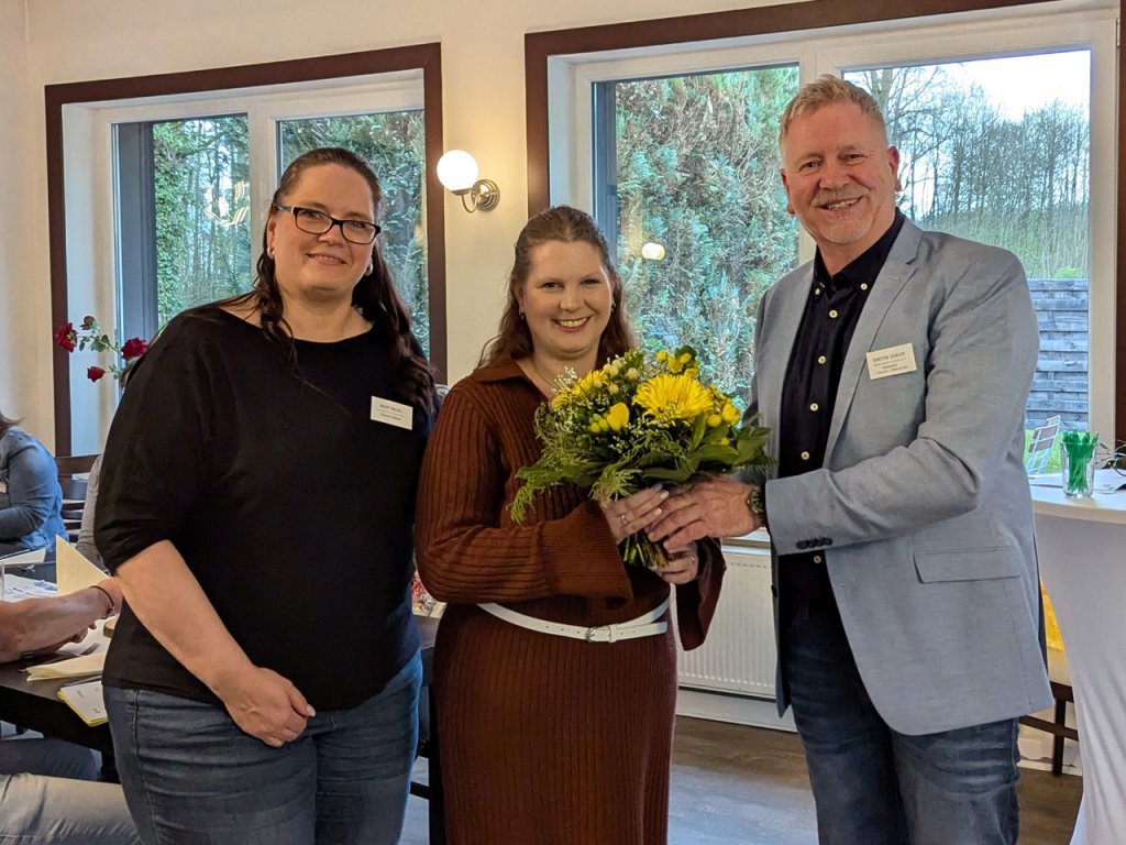 Neumitglied Svenja Grote (m.) mit Beate Welzel und Karsten Legeler auf der JHV 2025 (Foto: Holger Meyer)
