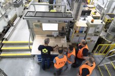 Besichtigung der WVL-Mitglieder bei Smurfit Westrock in der Industriestraße 3 mit Führung durch den General Manager Torsten Kalthoff (Hemd, Brille), HR Business Partner Tim Klammroth (heller Pullover, Glatze) sowie Produktionsleiter Christian La Prova (schwarzes t-shirt) © Dirk Eisermann