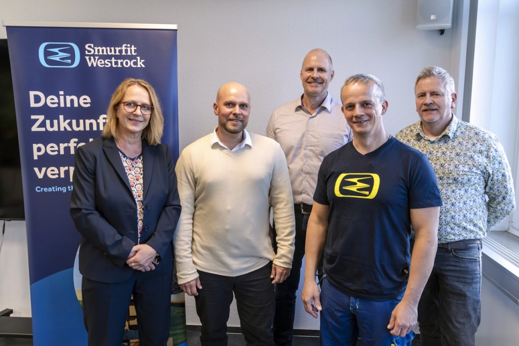 v.l.n.r.: Heike Maurer (2. Vors. WVL), Smurfit Westrock HR Business Partner Tim Klammroth, Smurfit Westrock General Manager Torsten Kalthoff Smurfit Westrock Produktionsleiter Christian La Prova , Karsten Legeler (1. Vors. WVL) bei der Besichtigung durch Mitglieder der WVL im Lauenburger Werk von Smurfit Westrock, Industriestraße 3 © Dirk Eisermann