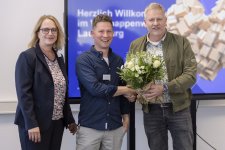 Begrüßung von Chim Tin Gin als neues Mitglied in der WVL durch Heike Maurer und Karsten Legeler (r.). Foto: Dirk Eisermann