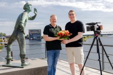 Karsten Legeler (l), 1. Vorsitzende der WVL begrüßt das Neumitglied Fin Eckhoff, Fa. FI-LO MOVIES © Dirk Eisermann