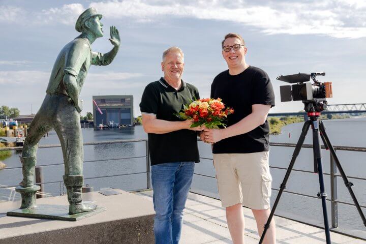 Karsten Legeler (l), 1. Vorsitzende der WVL begrüßt das Neumitglied Fin Eckhoff, Fa. FI-LO MOVIES © Dirk Eisermann