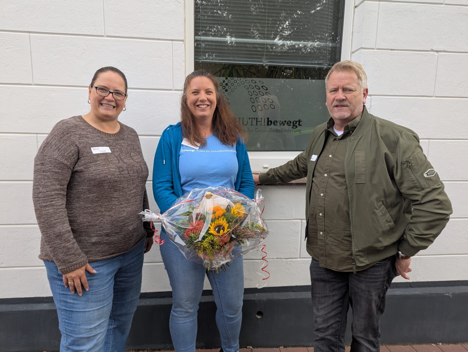 Beate Welzel (l.) und Karsten Legeler von der WVL überreichen Jennifer Huth (m.) einen Blumenstrauß und Glückwünsche zum Jubiläum. (Foto: Beate Welzel) Die WVL gratuliert huth bewegt zum Jubiläum