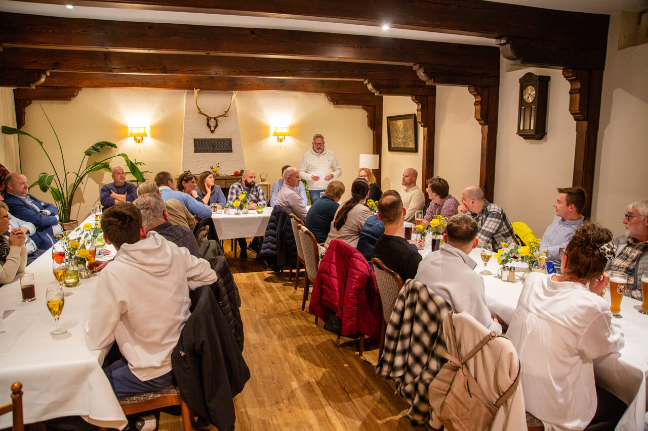 Thema: WVL-Stammtisch am 13.11.2025 im Gasthof Basedau
Foto: Karsten Legeler begrüßt die WVL-Mitglieder
© Dirk Eisermann Thema: WVL-Stammtisch am 13.11.2025 im Gasthof Basedau Foto: Karsten Legeler begrüßt die WVL-Mitglieder © Dirk Eisermann