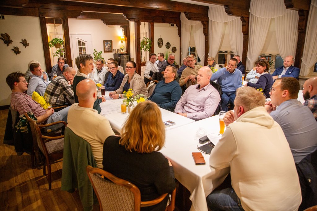 Thema: WVL-Stammtisch am 13.11.2025 im Gasthof BasedauFoto: Monika Horstmann, 1. Vorsitzende des Wirtschaftsbeirates der Stadt Lauenburg berichtet über das 1. Geschäftsjahr des W-Beirates © Dirk Eisermann