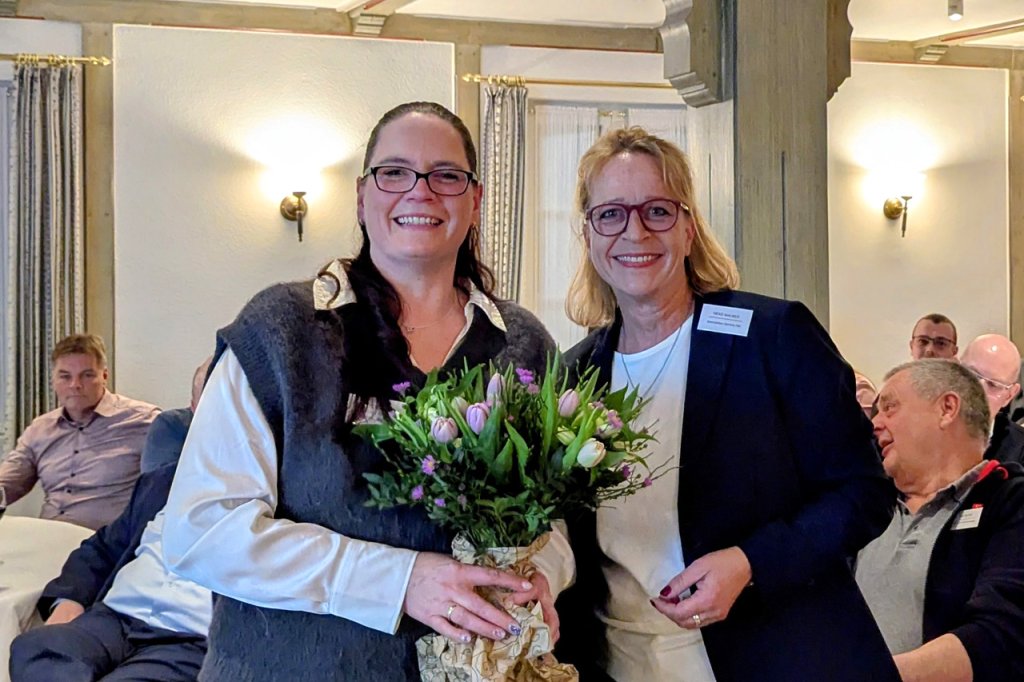 Schriftführerin Beate Welzel (l.) hält die Fäden im WVL-Vorstand zusammen und wurde für das große Engagement von Heike Maurer mit einem Blumenstrauß geehrt (Foto: Holger Meyer)