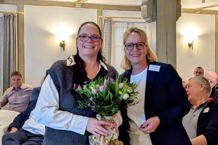 Schriftführerin Beate Welzel (l.) hält die Fäden im WVL-Vorstand zusammen und wurde für das große Engagement von Heike Maurer mit einem Blumenstrauß geehrt (Foto: Holger Meyer)