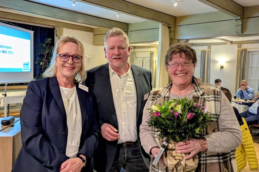 Christiana Kohn (r.) von Mamas Crêpeswird von Heike Maurer und Karsten Legeler in der WVL begrüßt (Foto: Holger Meyer)