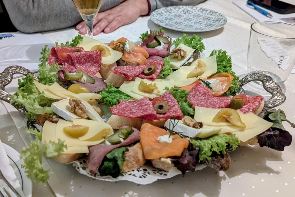 Schnittchen vom Hotel Bellevue (Foto: Holger Meyer)