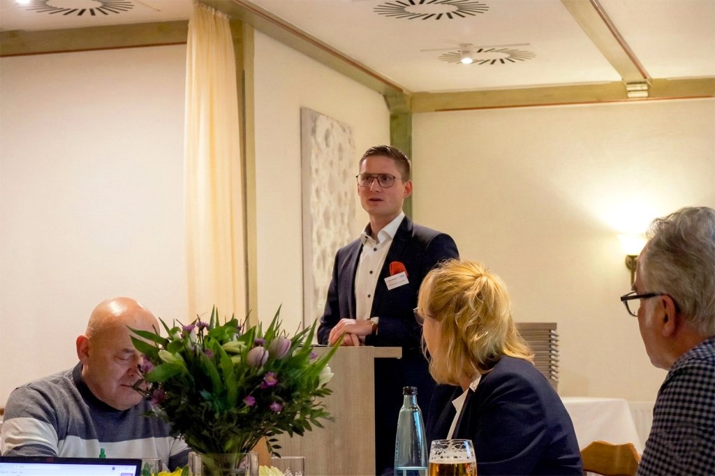 Bürgermeister Thorben Brackmann bei seiner Rede auf der JHV der WVL 2026 (Foto: Holger Meyer)