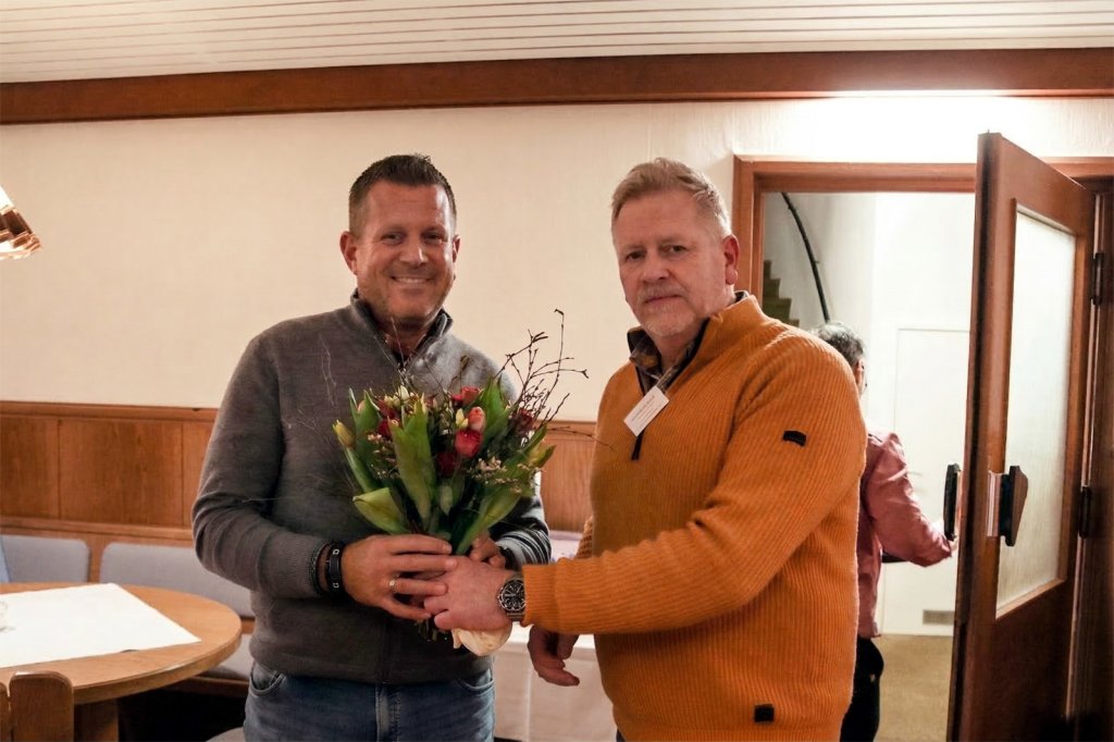 Spediteur Jan Bode (l.) wird vom 1. Vorsitzenden der WVL, Karsten Legeler begrüßt (Foto: Holger Meyer)