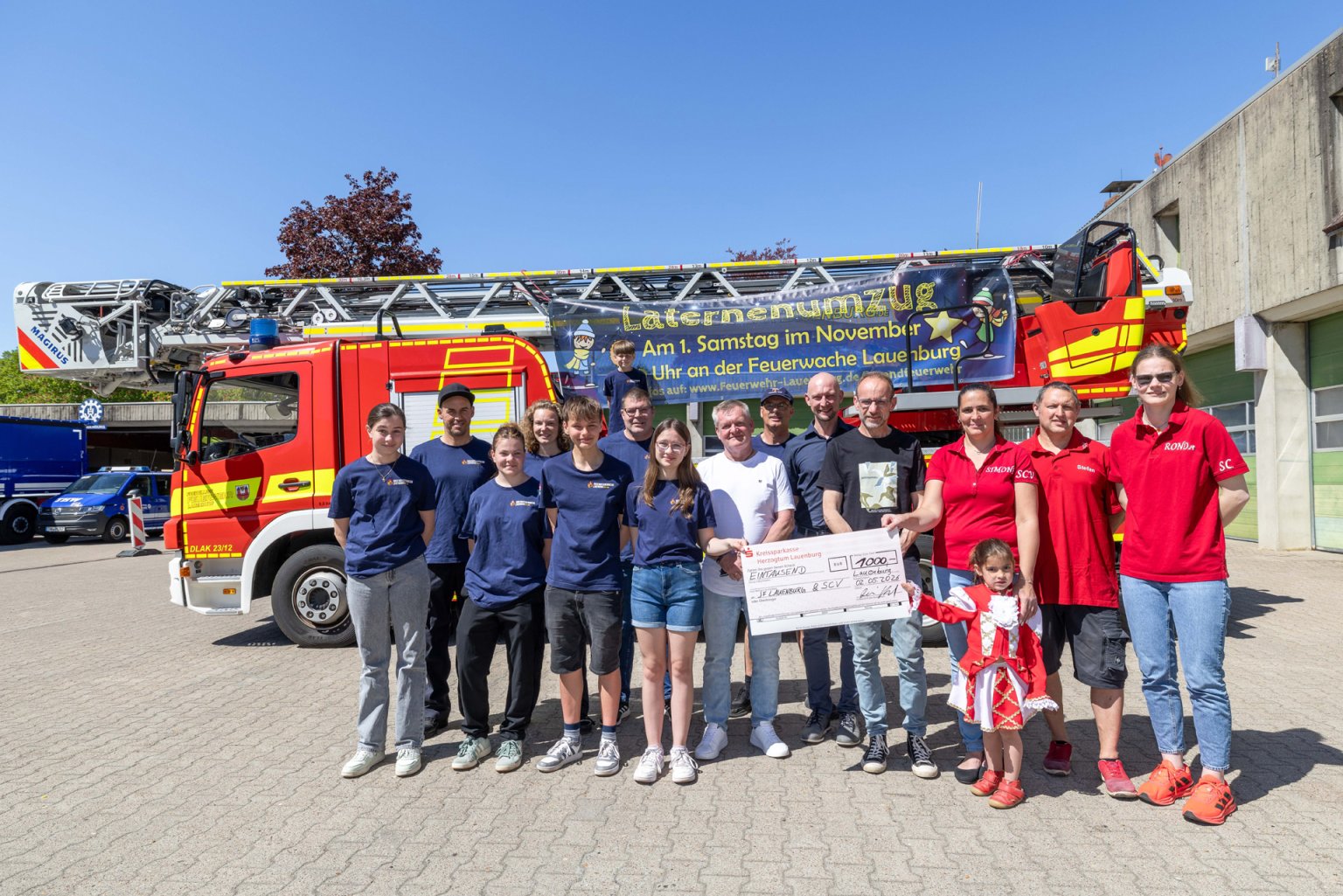 Spendenübergabe der WVL an die Lauenburger Jugendfeuerwehr und die Minis des Carnevalvereins Schnakenbek (Foto: Dirk Eisermann)