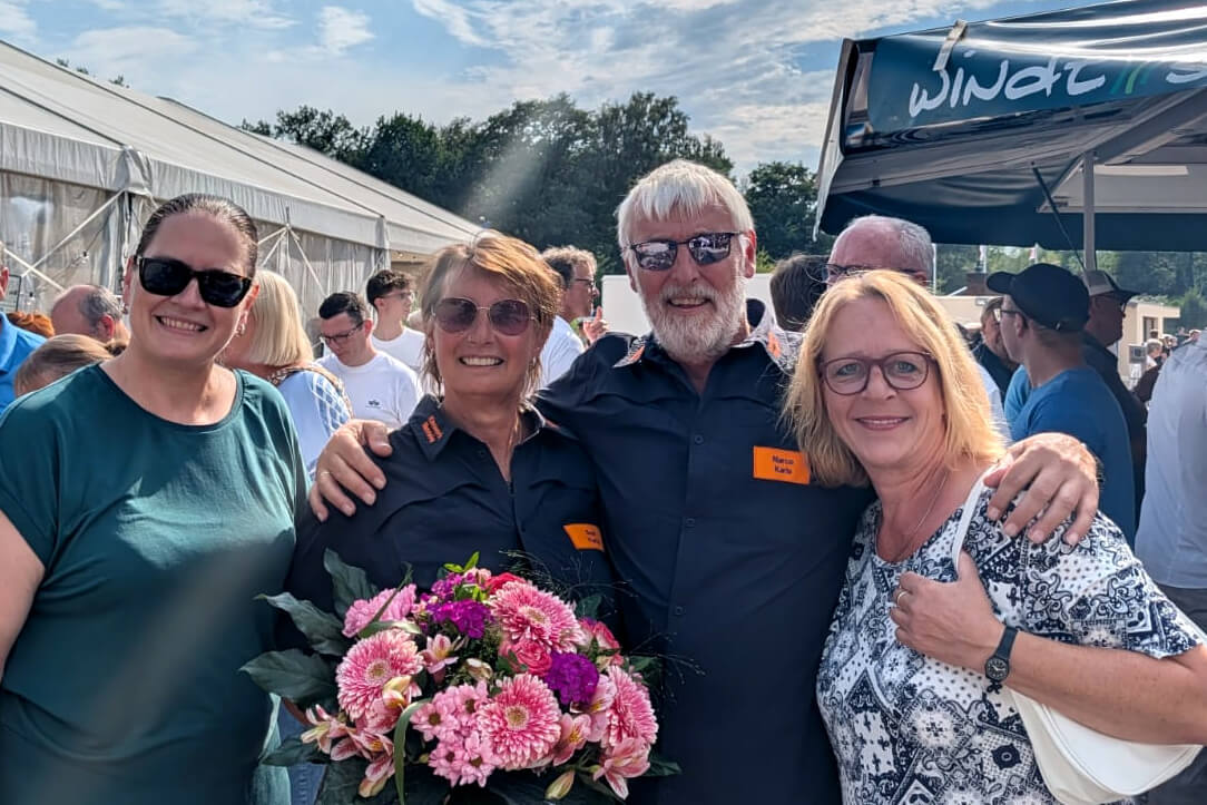 Beate Welzel (l.) und Heike Maurer (r.) von der WVL beglückwünschen Susanne und Marco Karls vom Kieswerk Menneke (Foto: Andreas Welzel)