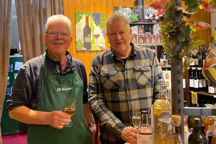 Karsten Legeler (r.) gratuliert Klaus Meno Schönrok zum Jubiläum (Foto: Heike Maurer)